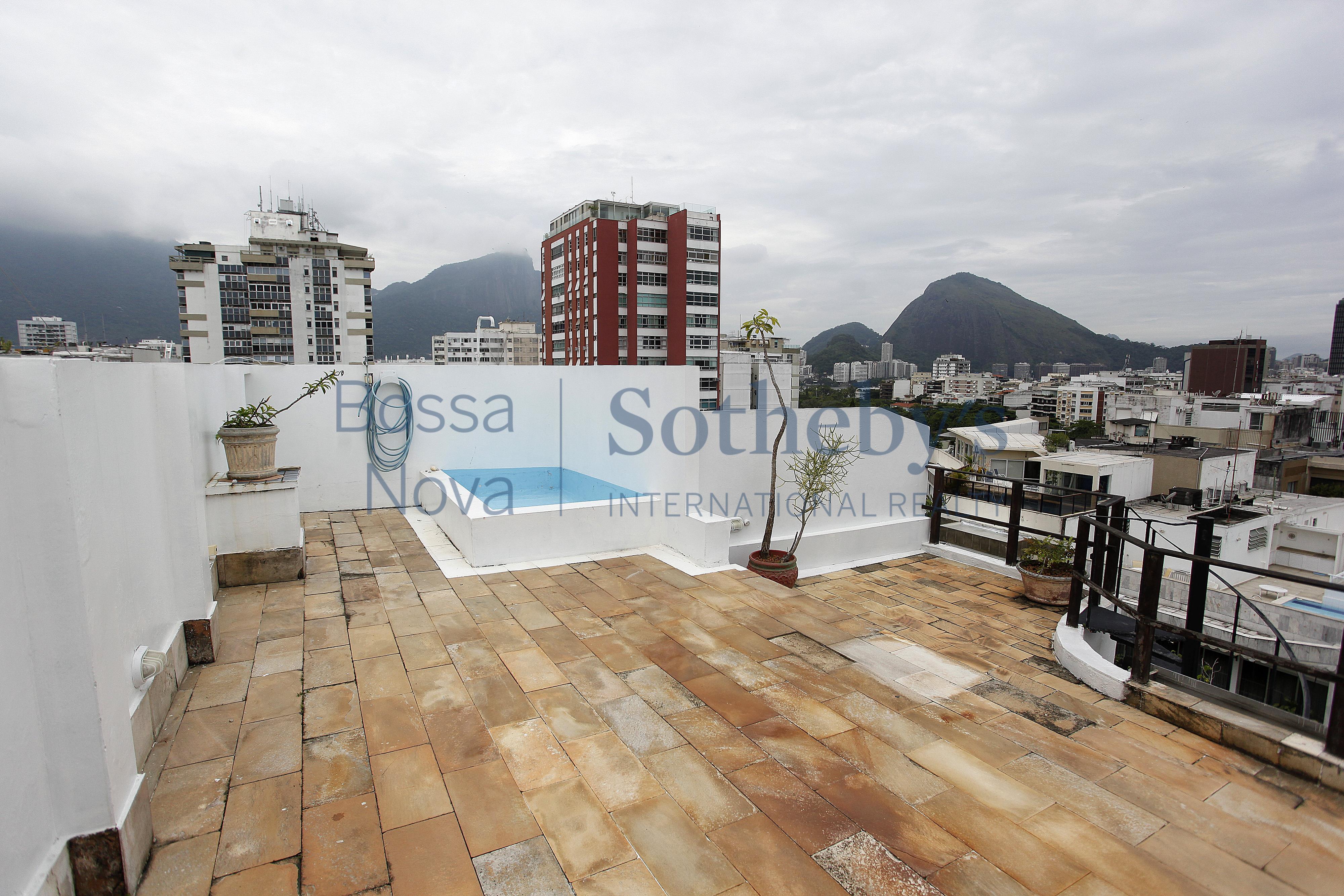 Em prédio na quadra da praia do Leblon Cobertura Duplex Leblon, Rio